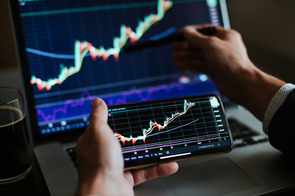 investment-stockbroker-risk-analysis.jpg
