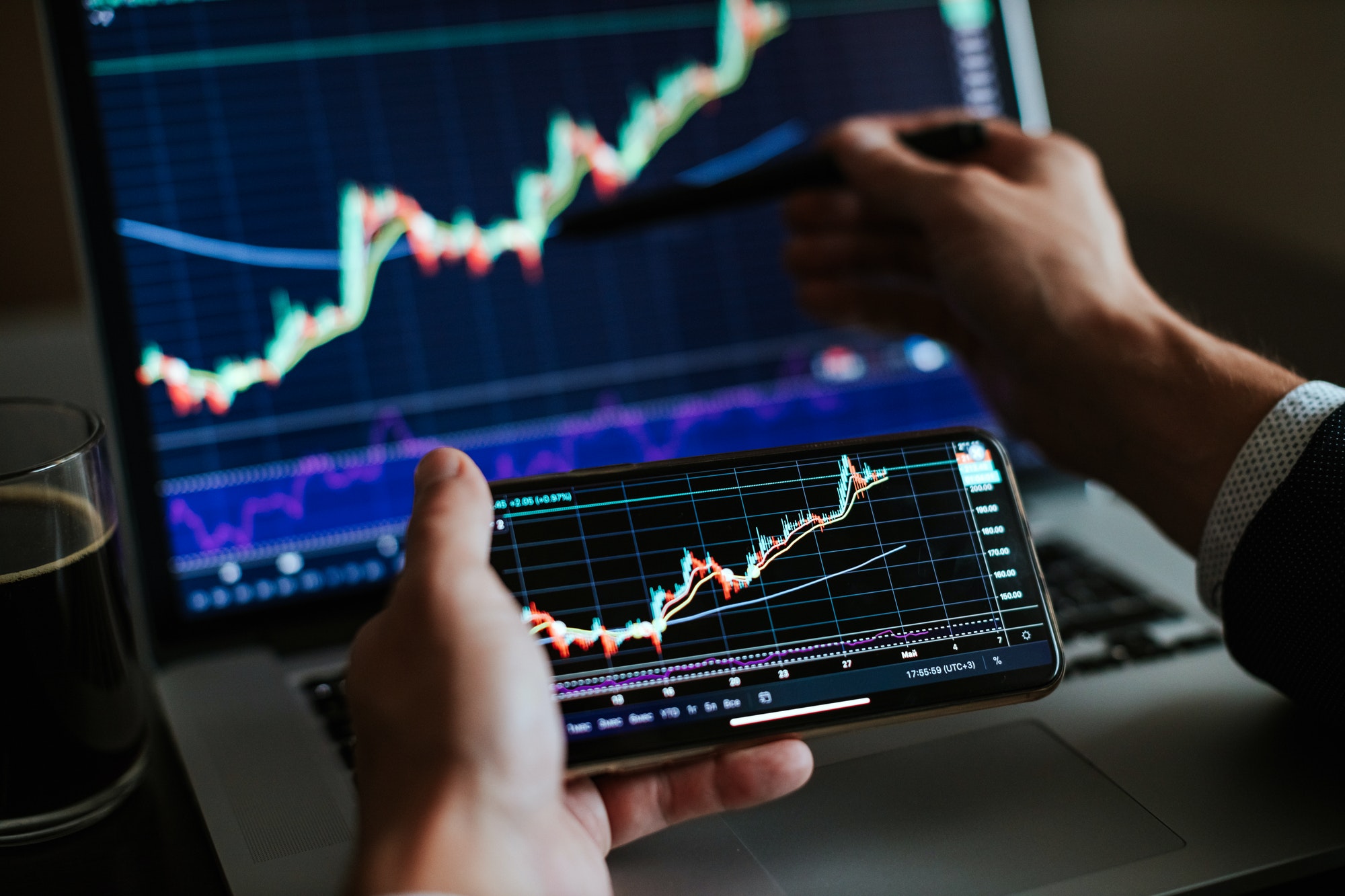 investment-stockbroker-risk-analysis.jpg